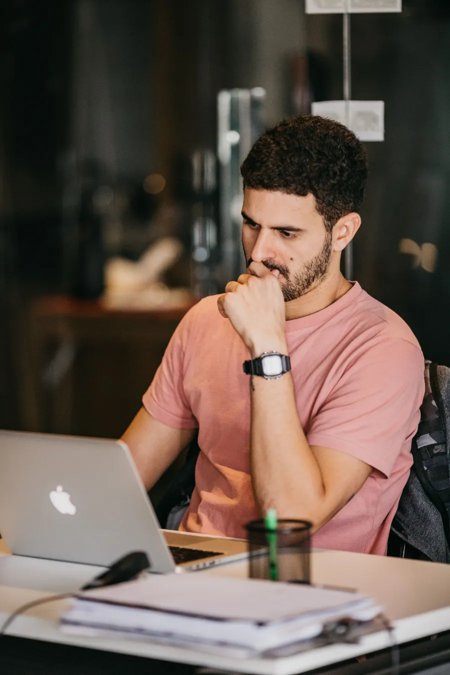Entrepreneur concentré sur le développement de son entreprise