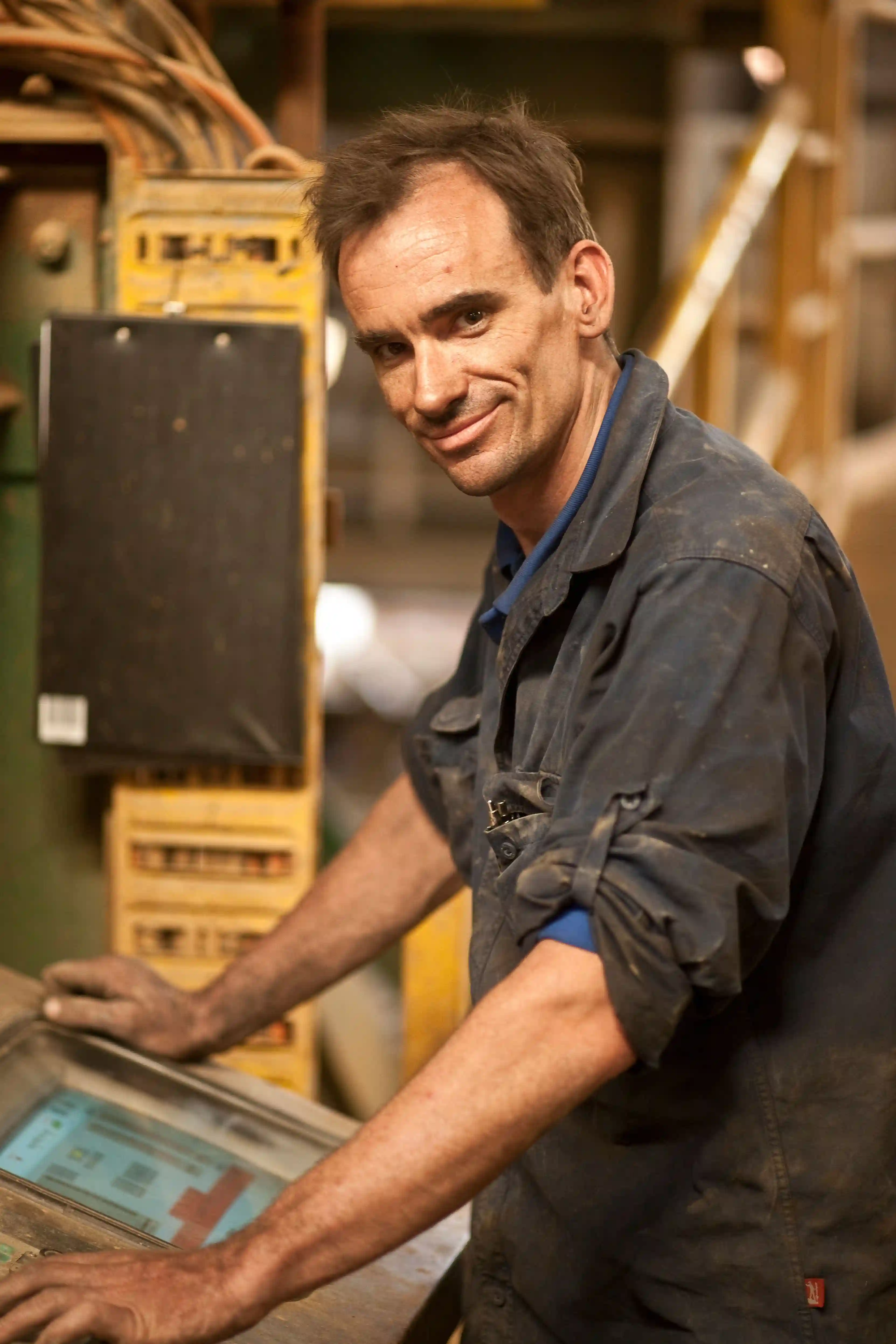 Artisan électricien au travail dans son atelier